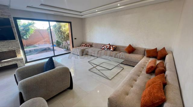 Villa moderne avec bassin privé et jardin