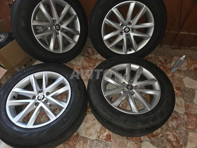 Lot de 4 pneus Pirelli 215/65 R17 99V avec 4 jantes