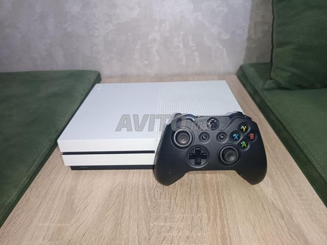 Xbox One S très bon état avec manette originale