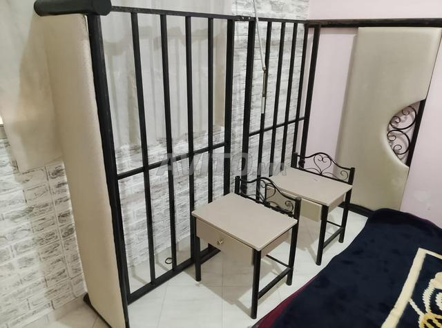 طقم سرير كامل من الحديد المطاوع مع طاولتي نوم متطابقتين - 2