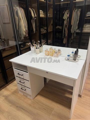 Bureau ou coiffeuse 3 tiroirs avec poignée noire + grand tiroir avec clé
