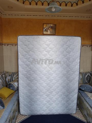 Lit de chambre en bon état à un prix très raisonnable