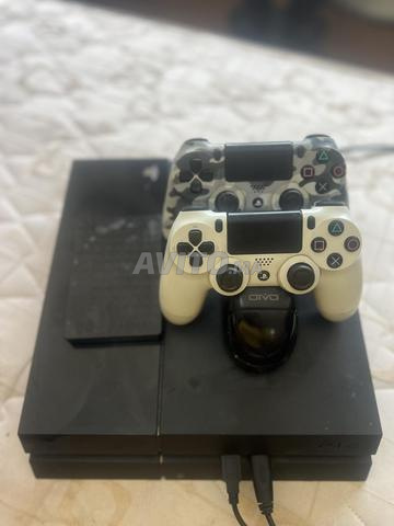 PS4 bon état 2 manettes disque dur 2T