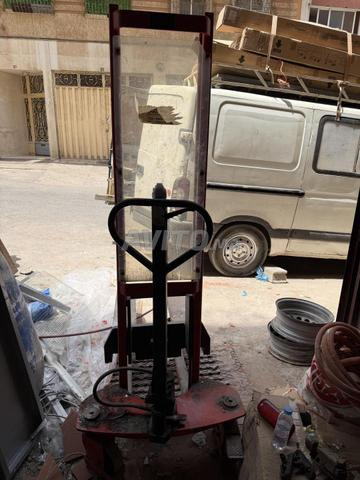 رافعة هيدروليكية بحالة جيدة