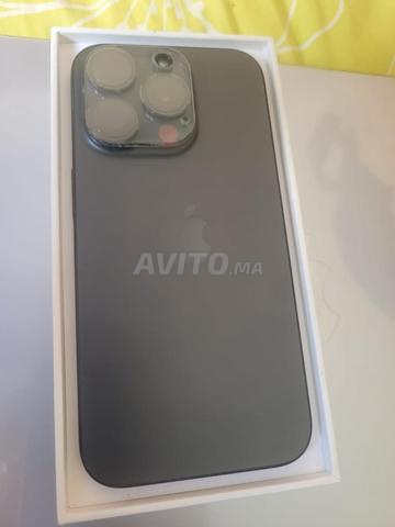 iPhone 15 pro excellent état avec accessoires - 2