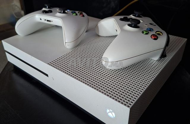 Xbox one s 1To 4k avec 2 manettes - 2