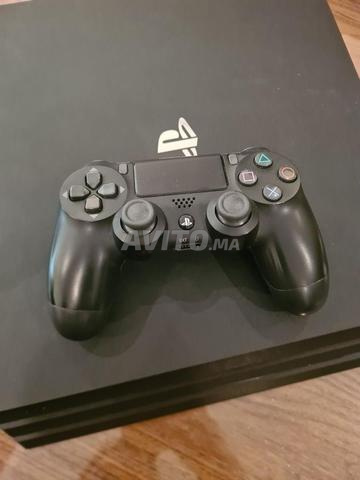 PS4 Pro 1To avec une manette originale - 2