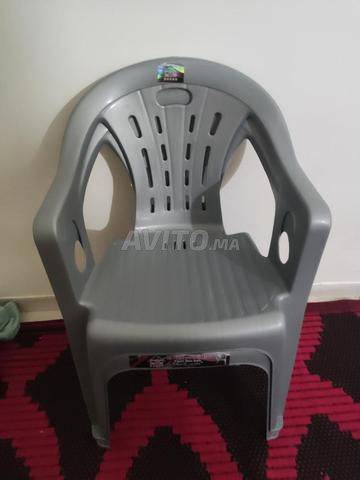 Chaises en bon plastique