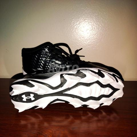 حذاء Under Armour أسود وأبيض (مقاس 37.5) - 2