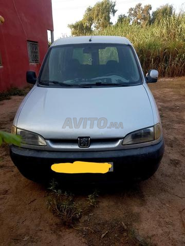 Voiture Peugeot Partner essence modèle 2002 douane 2011 - 2