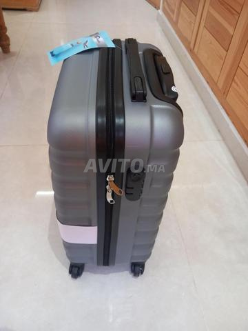 Valise neuve à roulettes en silicone - 2