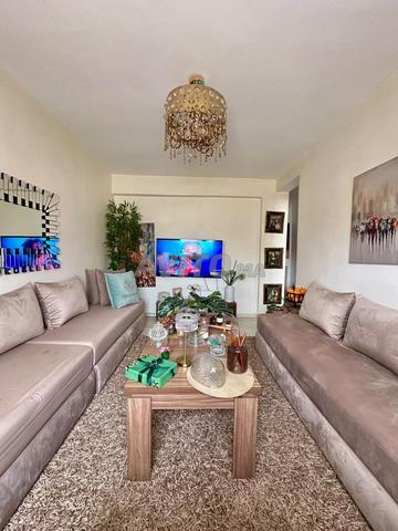 Logement élégant et confortable avec décoration moderne
