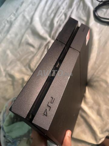 Playstation 4 flashée bon état avec 2 manettes 6 jeux