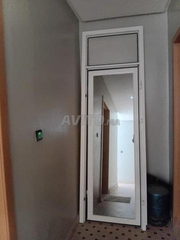 باب ألومنيوم وستائره بحالة جيدة - 2