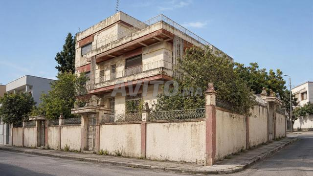 فيلا واسعة قابلة للتجديد في قلب طنجة