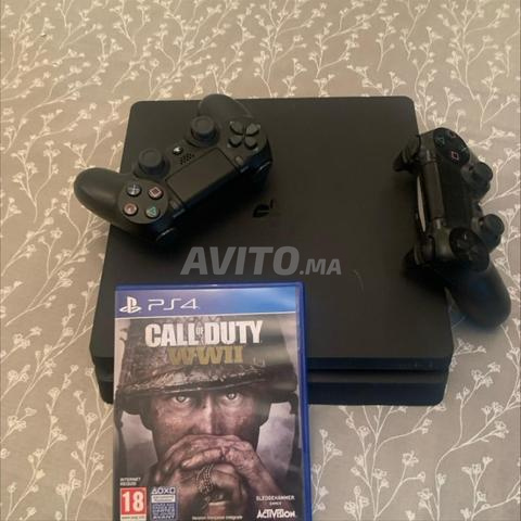 PS4 avec deux manettes - 2