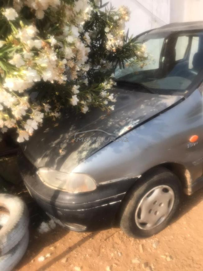 سيارة بحادث مروري من الجانب اليمني 