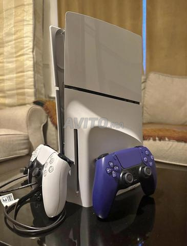 PS5 Slim Standard avec 2 manettes - 2