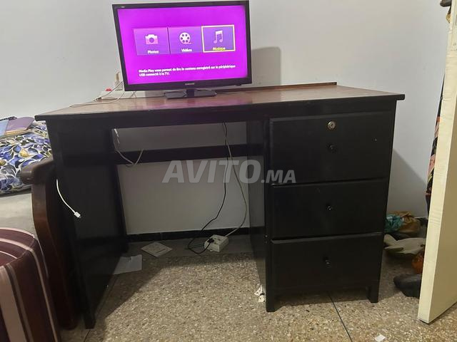 Bureau en bois rouge et télévision 22 pouces - 2