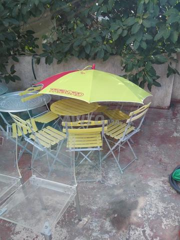 Table de jardin avec des chaises - 2