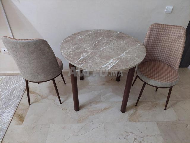 Table à manger avec deux chaises - 2