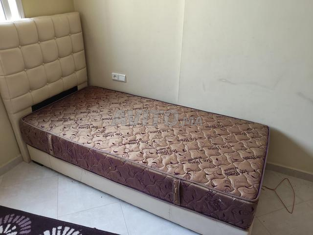 سرير مع مرتبة