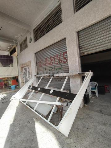 Façade de magasin (bâche) avec structure métallique