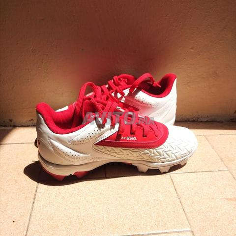 Crampons Under Armour rouge et blanc (Taille 36,5)