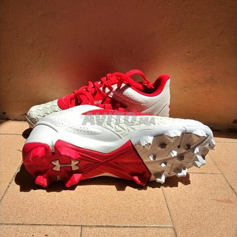 Crampons Under Armour rouge et blanc (Taille 36,5)