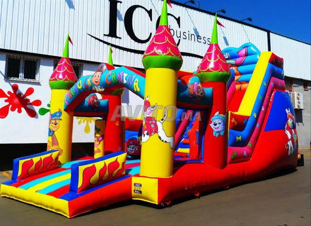 Parcours gonflable multicolore avec toboggan