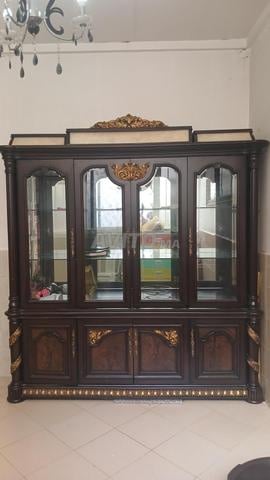 Très grande vitrine en bois très bonne qualité