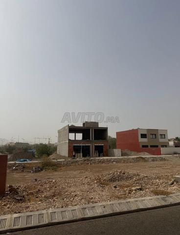 Terrain d'angle de 250 m² - 3 façades - Résidence