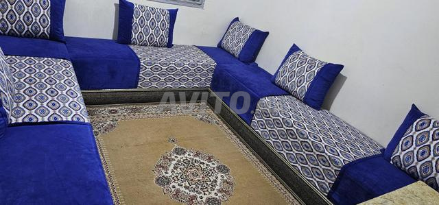 مرحباً، توجد سجادتان وطاولتان - 2