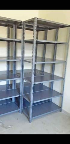 Rayonnage léger à 5 tablettes réglables
Vestiaire