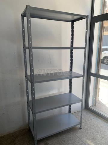 Rayonnage léger à 5 tablettes réglables
Vestiaire - 2