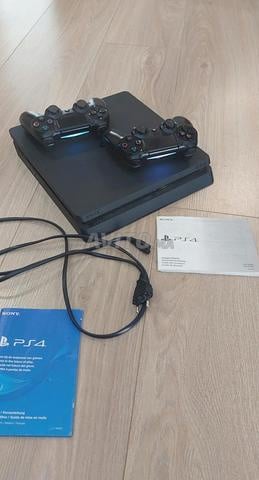 PS4 Slim et 2 manettes très bon état