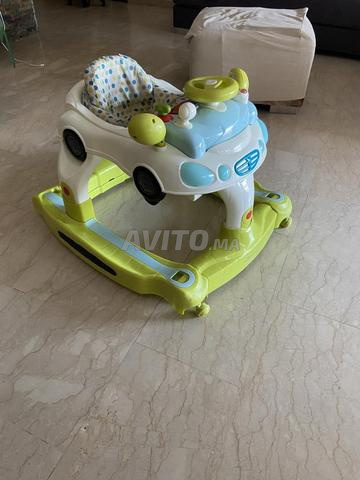 عربة أطفال موسيقية على شكل سيارة