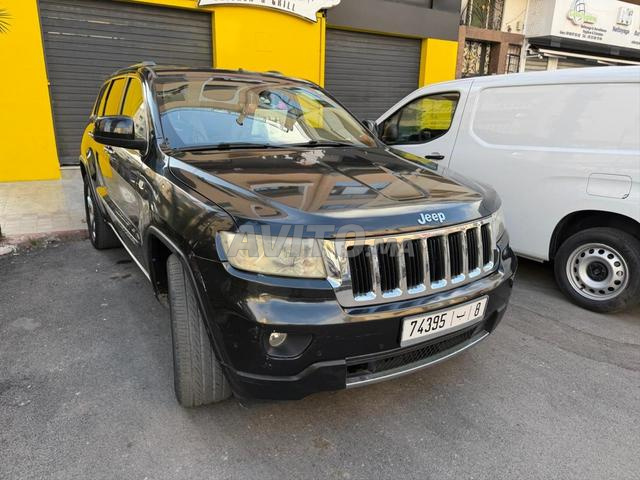 Voiture 4x4 bien entretenue à la maison - 2