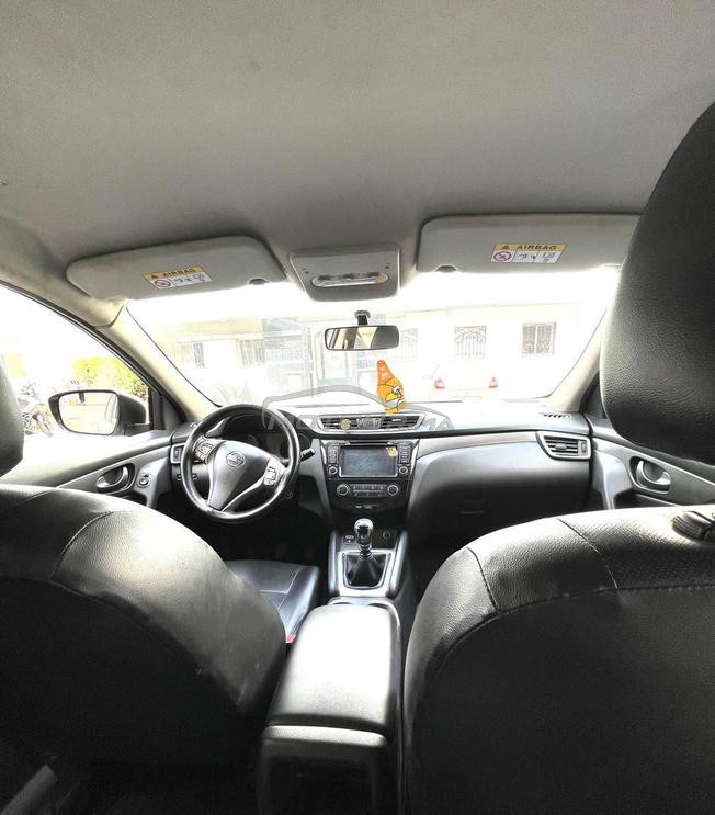 NISSAN QASHQAI 2017 tout option premier main