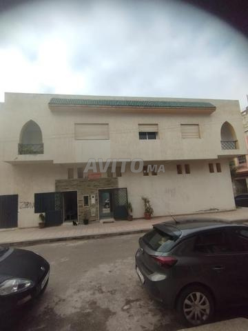 حمام عام مع شقق ومحل تجاري
