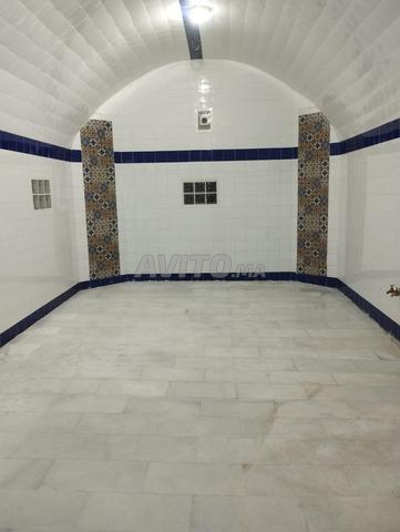 حمام عام مع شقق ومحل تجاري