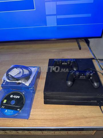 PS4 Pro 1TB مع يدتي تحكم ولعبة FC24 - 2