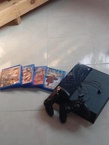 PS4 très bon état avec 4 jeux - 2