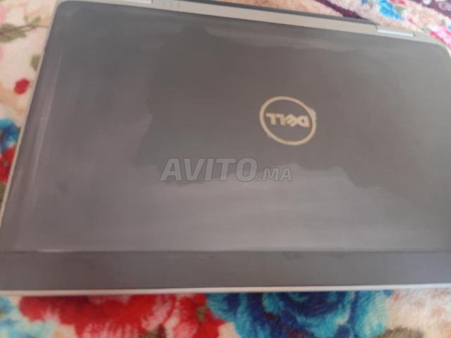 حاسوب محمول من ماركة Dell Latitude - 2