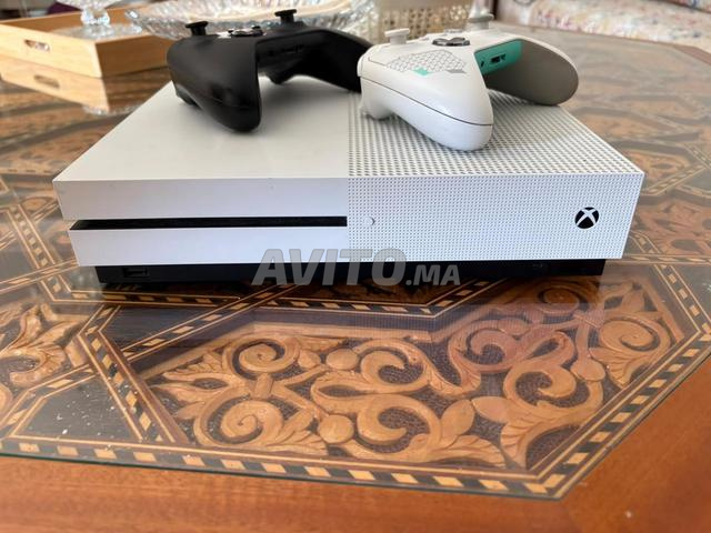 Xbox One S 1To plus 2 manettes gratuites - 2