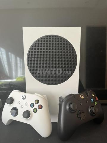 Xbox series s en très bon état avec deux manettes