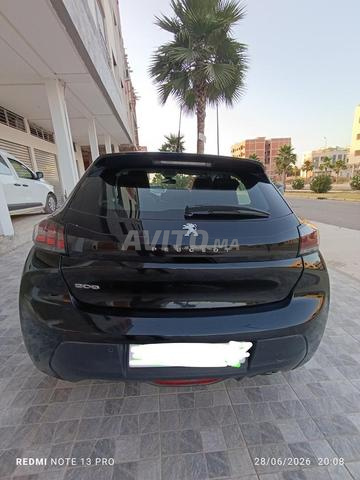 بيجو 208 سوداء