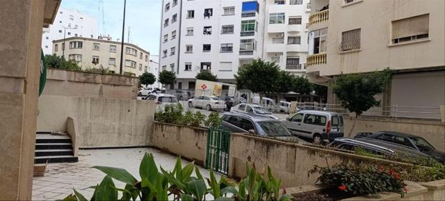 شقة بالطابق الأرضي للبيع بوسط طنجة