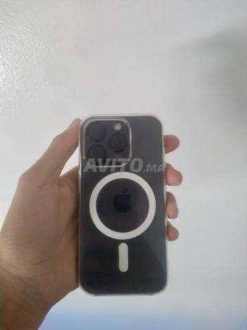 iPhone 15 Pro à vendre très propre - 2
