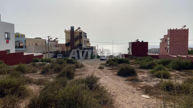 قطعتان أرضيتان مسجلتان للبيع بوسط إمسوان مطلتان على البحر